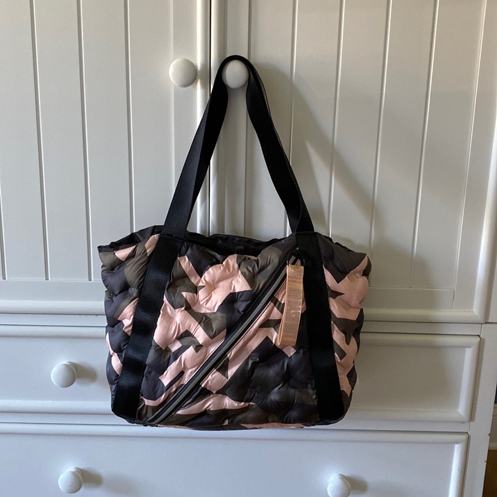 Puffer tote bag.